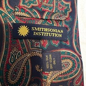 Smithsonian Institution 100% silk tie. Paisley design.